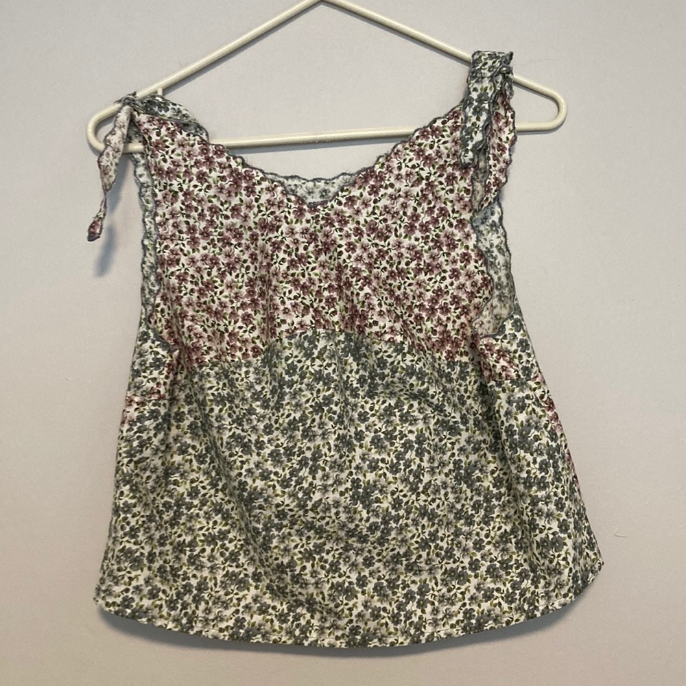 Floral cotton color blocked top with scalloped edge